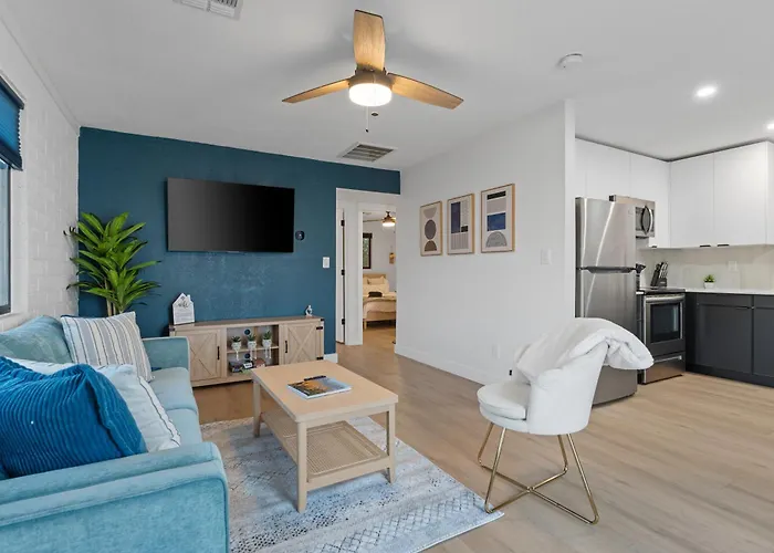Biltmore 2Br Bungalow #2 - Workspace, Free Parking, Laundry, Patio!